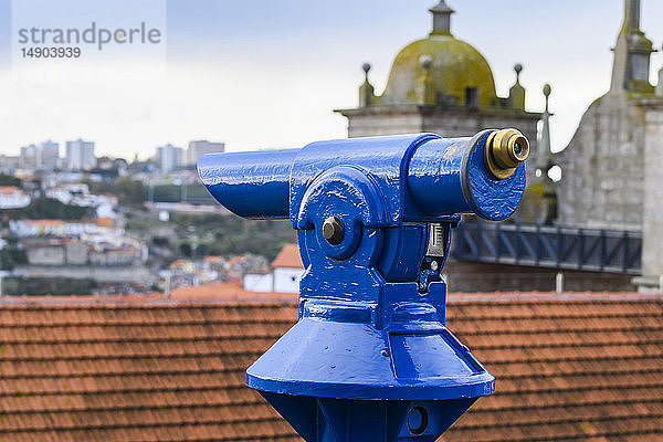 Blaues Fernglas mit Blick über ein Dach und die Stadt Porto; Porto  Portugal