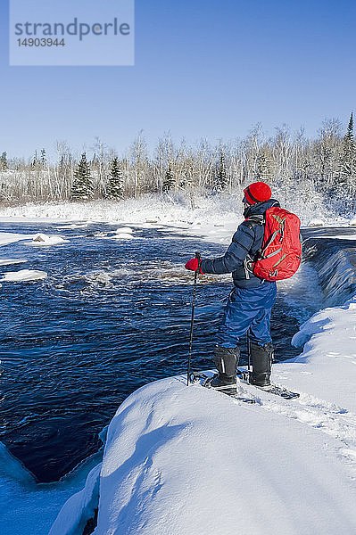 Schneeschuhwandern im Winter entlang des Whiteshell River bei den Rainbow Falls  Whiteshell Provincial Park; Manitoba  Kanada