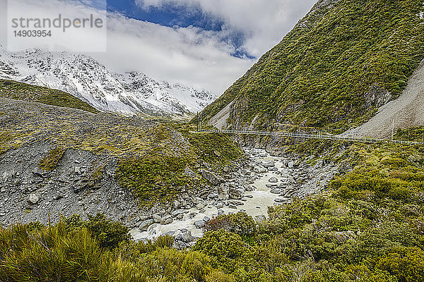 Schneebedeckte Berge und Hängebrücke entlang des Hooker Valley Track  Mount Cook National Park; Südinsel  Neuseeland