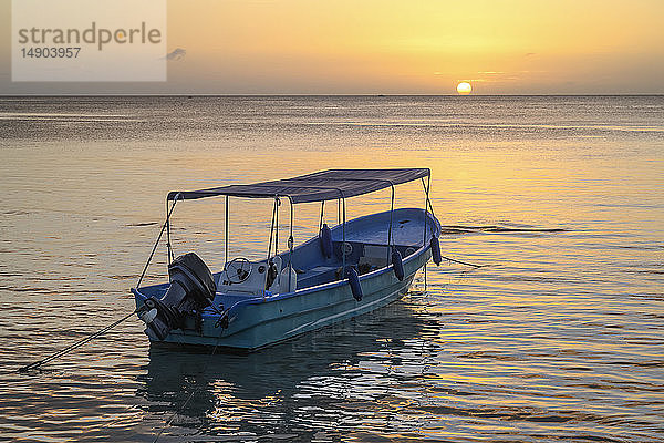 Boot beim Anlegen auf dem ruhigen Wasser bei Sonnenuntergang; Roatan  Bay Islands Department  Honduras