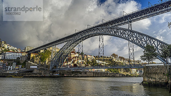 Die Brücke Dom Luis I.  Symbol für Porto; Porto  Porto  Portugal