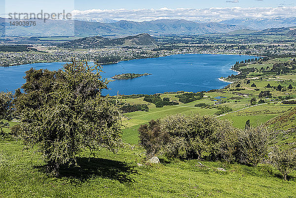 Schöner Blick auf den Wanaka-See und die Stadt entlang des Roys Peak Track; Wanaka  Südinsel  Neuseeland