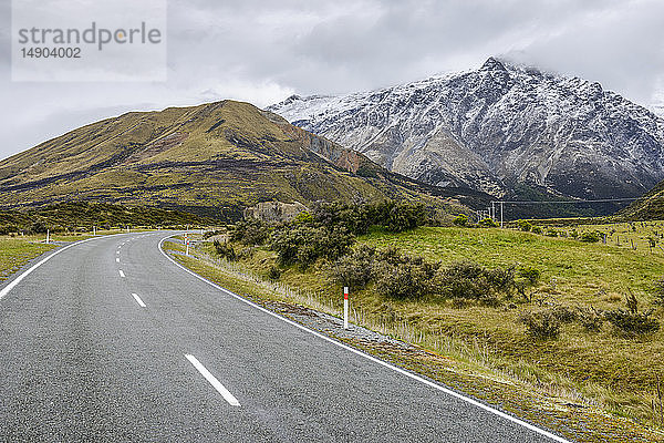 Schneebedeckte Berge und Mount Cook Road; Südinsel  Neuseeland