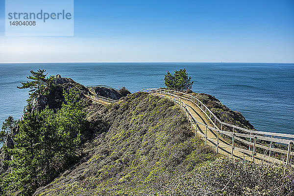 Die Uferpromenade führt zu einem atemberaubenden Ausblick auf Muirs Beach in Nordkalifornien; Stinson Beach  Kalifornien  Vereinigte Staaten von Amerika