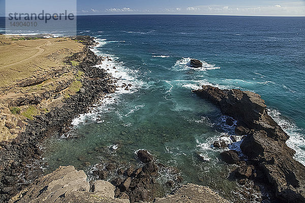 Felsige Uferlinie in der Nähe des Papakolea-Strandes  auch bekannt als Green Sand Beach  in der Nähe von South Point  Bezirk Kau; Insel Hawaii  Hawaii  Vereinigte Staaten von Amerika