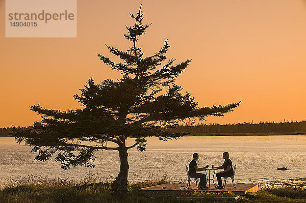 Ehepaar entspannt sich bei Sonnenuntergang an der Atlantikküste  Bay of Fundy; Blanche  Nova Scotia  Kanada