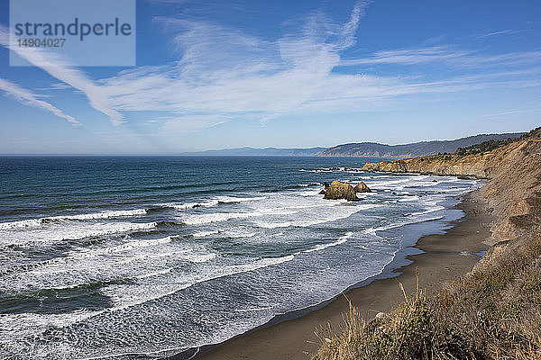 Ein Blick nach Norden zum Blues Beach am Highway 1 in Nordkalifornien im Spätherbst; Westport  Kalifornien  Vereinigte Staaten von Amerika