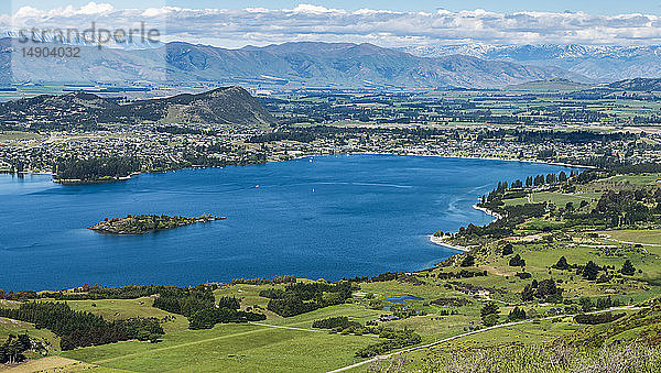 Schöner Blick auf den Wanaka-See und die Stadt entlang des Roys Peak Track; Wanaka  Südinsel  Neuseeland