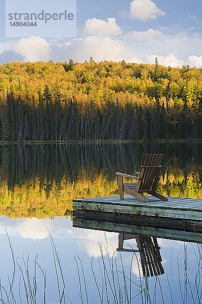 Herbstfarben am Glad Lake  Duck Mountain Provincial Park; Manitoba  Kanada
