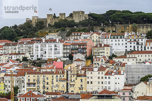 Lissabon  Portugal und die St. Georgs-Burg; Lissabon  Region Lisboa  Portugal