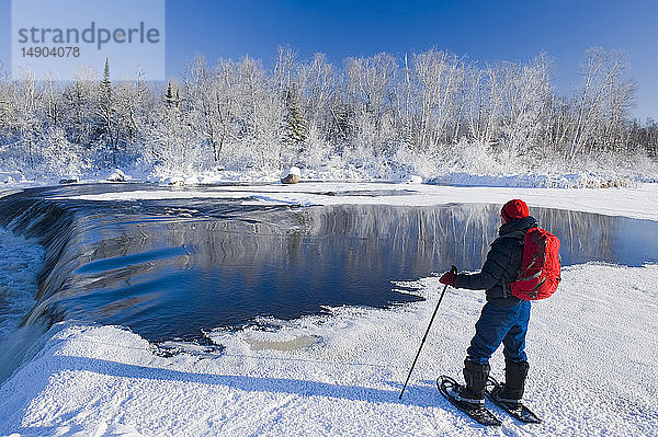 Schneeschuhwandern im Winter entlang des Whiteshell River bei den Rainbow Falls  Whiteshell Provincial Park; Manitoba  Kanada