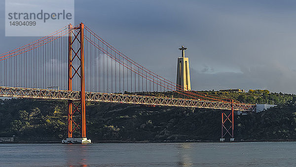 Die Brücke 25 de Abril  eine Hängebrücke über den Tejo  und das Heiligtum von Christus dem König; Lissabon  Region Lisboa  Portugal