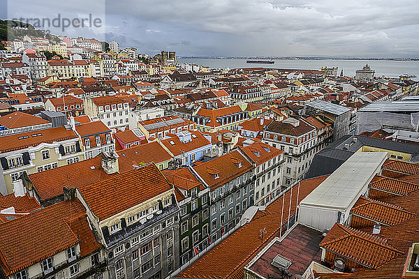 Blick auf den Fluss Tejo und die Dächer von Wohngebäuden in Lissabon; Lissabon  Region Lisboa  Portugal
