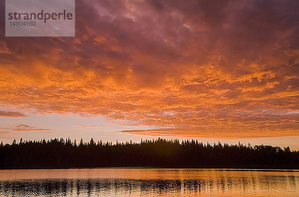 Glad Lake bei Sonnenuntergang  Duck Mountain Provincial Park; Manitoba  Kanada