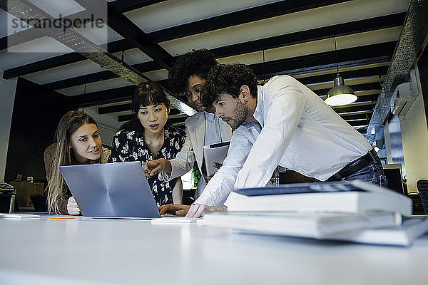 Geschäftsleute benutzen Laptop im Büro