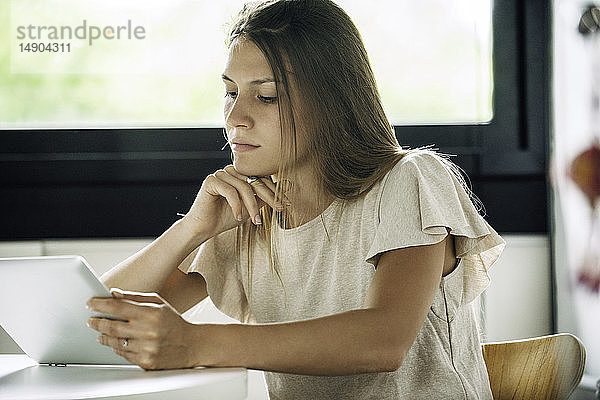 Geschäftsfrau mit digitalem Tablet