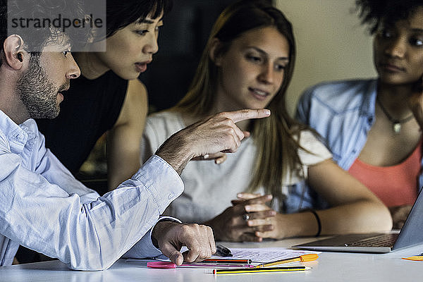 Geschäftsleute  die im Büro arbeiten