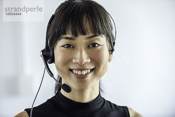 Porträt einer Geschäftsfrau mit Headset