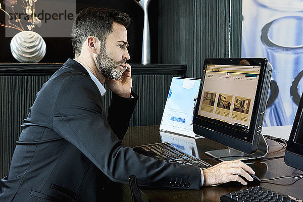 Geschäftsmann arbeitet am Computer im Hotel