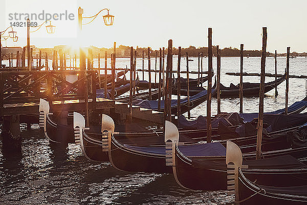 Gondeln vertäut im Canale Grande in Venedig  Venetien  Italien bei Sonnenaufgang.