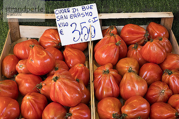 Nahaufnahme von Cuore di Bue  Fleischtomaten  an einem italienischen Marktstand.
