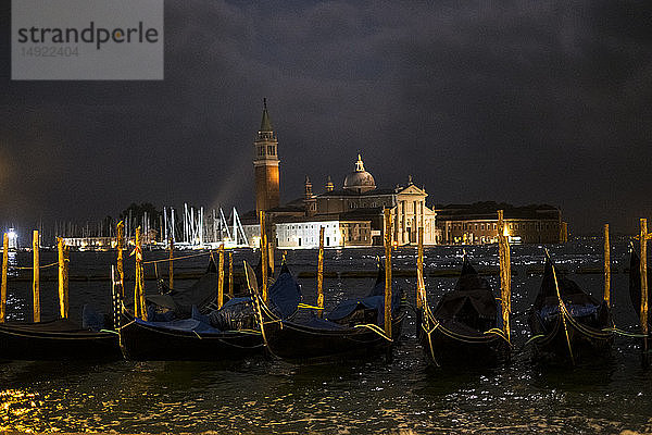 Beleuchtete Gondeln am Canale Grande in Venedig  Venetien  Italien  nachts vertäut und Blick über die Lagune