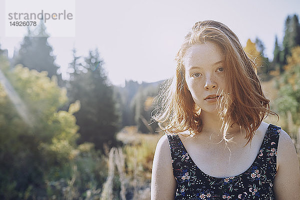 Porträt selbstbewusste junge Frau im sonnigen Park