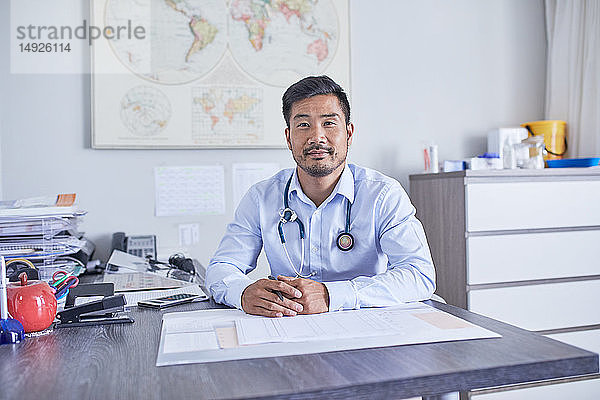 Porträt selbstbewusster männlicher Arzt  der in einer Klinik arbeitet Arztpraxis