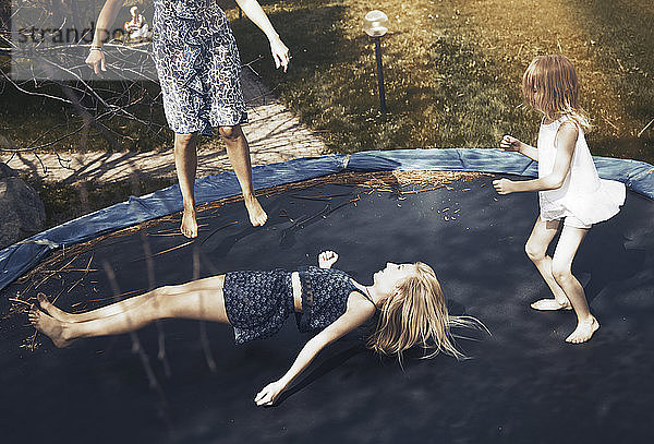 Glückliche Familie springt auf dem Trampolin