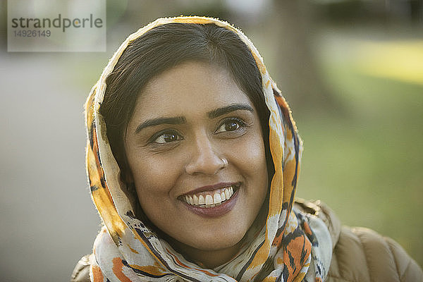 Porträt lächelnde  glückliche muslimische Frau mit Hidschab