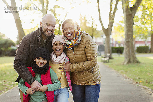 Porträt einer glücklichen muslimischen Familie im Herbstpark