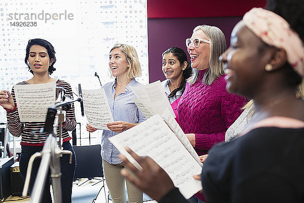 Frauenchor mit Notenmaterial singt im Aufnahmestudio