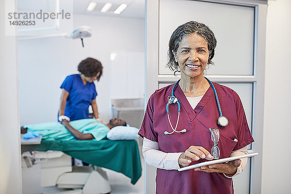 Porträt einer selbstbewussten Ärztin bei der Arbeit in einer Klinik