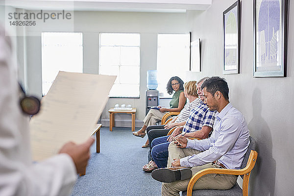 Wartende Patienten im Wartezimmer der Klinik