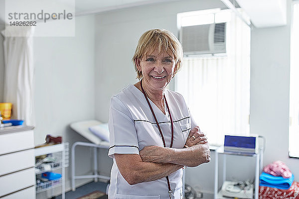 Porträt einer selbstbewussten Krankenschwester in einer Klinik