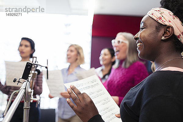 Frauenchor mit Notenmaterial singt im Aufnahmestudio