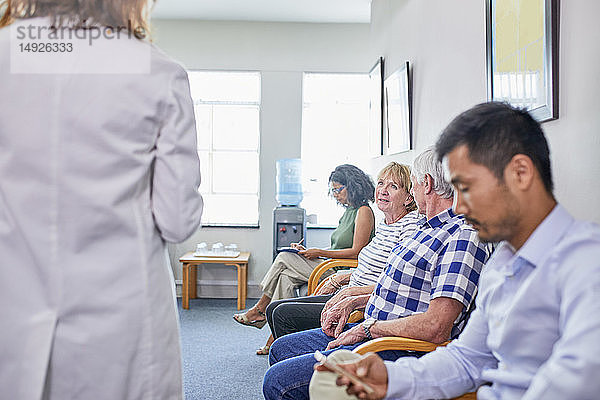 Wartende Patienten im Wartezimmer der Klinik