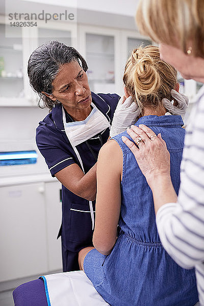 Eine Ärztin untersucht eine Patientin im Untersuchungsraum