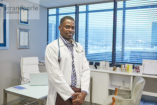 Porträt zuversichtlich männlichen Arzt in der Klinik Ärzte Büro