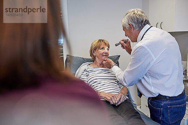 Oberarzt bei der Untersuchung eines Patienten im Untersuchungsraum einer Klinik