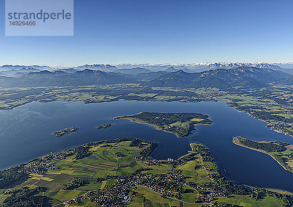 Chiemsee und Alpen  Luftaufnahme  Bayern  BRD