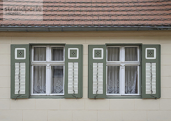 Zwei Fenster mit Fensterläden