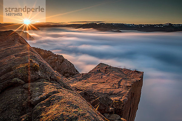 Sonnenuntergang über Preikestolen (Kanzelfelsen)  Lysefjord  Norwegen  Stavanger