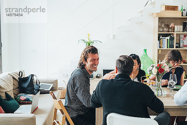 Geschäftsleute feiern bei einer Lunch-Party im Loft-Büro