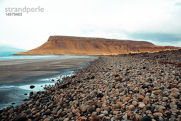 Blick vom Strand auf die Bergkette  Reykjavík  Gullbringusysla  Island