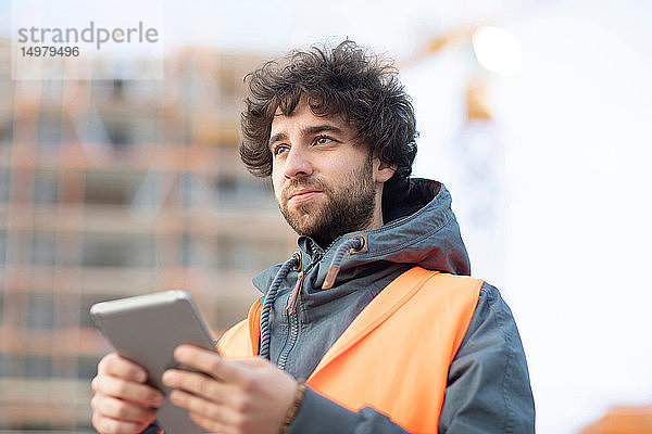 Mann benutzt digitales Tablett auf der Straße