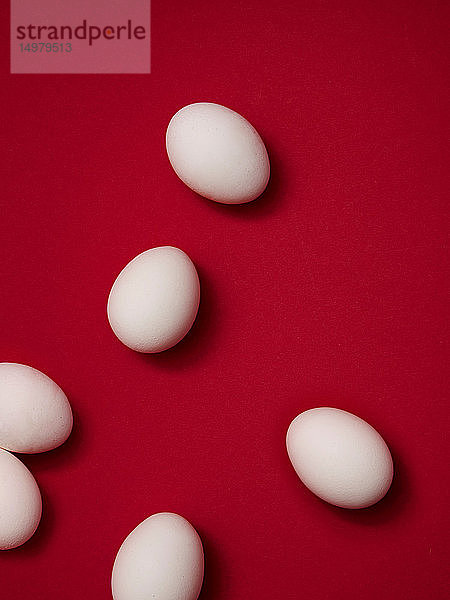 Eier auf rotem Hintergrund