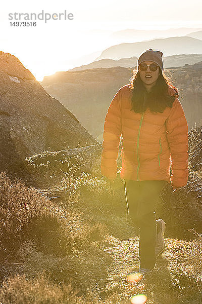 Wanderer  der auf dem Gipfel einer Klippe wandert  Preikestolen (Kanzelfelsen)  Lysefjord  Norwegen  Stavanger
