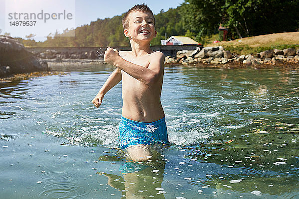 Junge marschiert im See