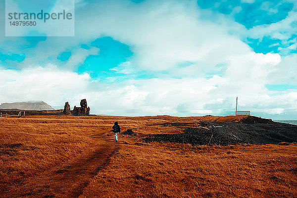 Touristisches Wandern in der Herbstlandschaft  Londrangar  Snaefellnes Westfjords  Island